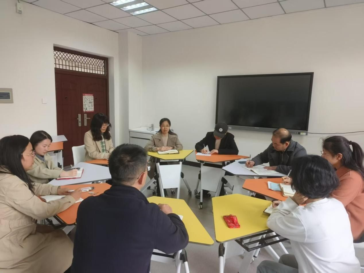 会议室里的人们描述已自动生成