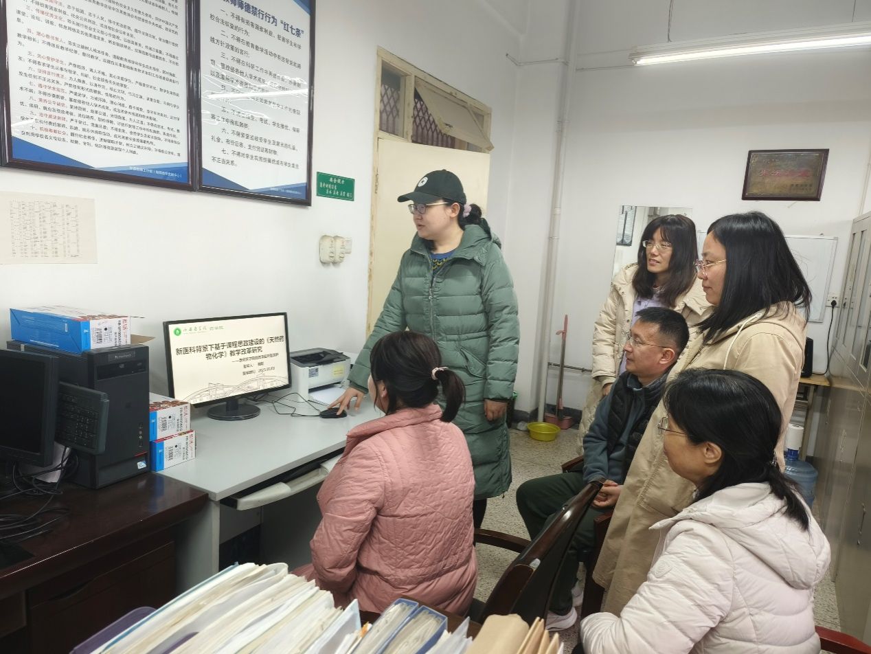 女人在房间里低可信度描述已自动生成